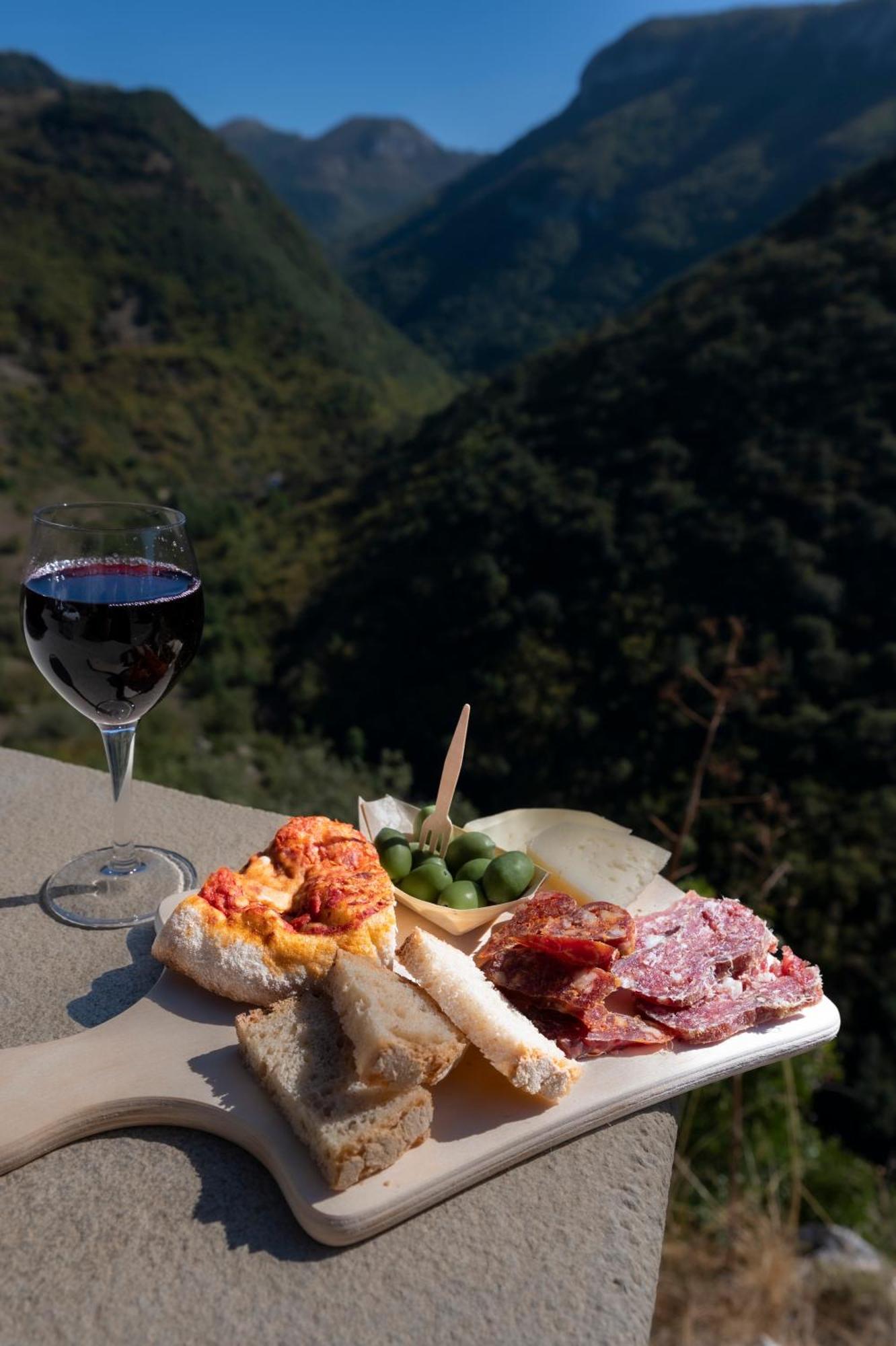 Piazza Laurino Apartments Basic Excursions Alto Cilento Cammino Giubilare Di Santelena Exteriör bild